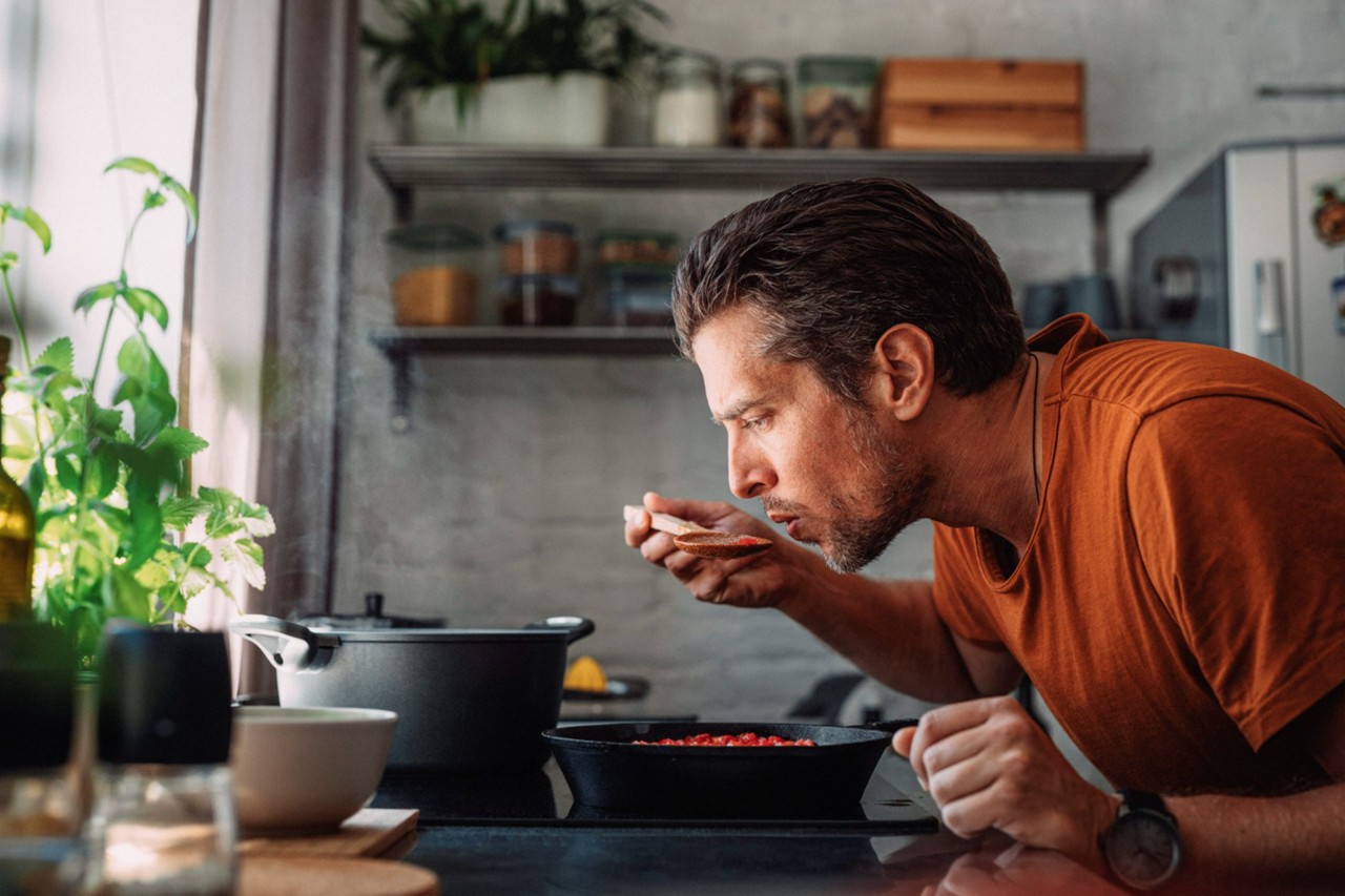 Pesquisa apontou que o Brasil é o país cujos habitantes passam mais tempo cozinhando