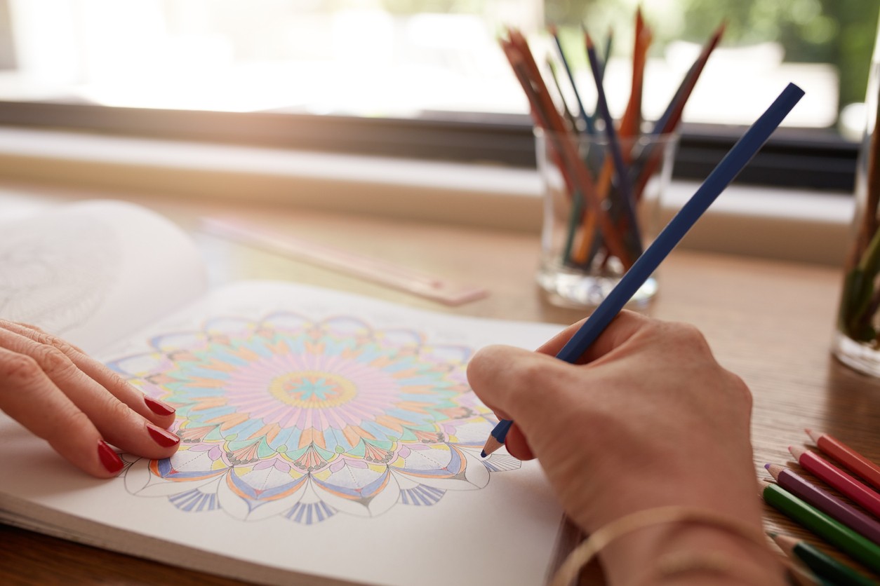 Com caráter terapéutico, livros de colorir voltaram a ganhar destaque no mercado editorial