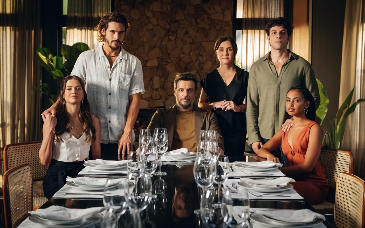Luma (Agatha Moreira) Rudá (Nicolas Prattes), Molina (Rodrigo Lombardi), Mércia (Adriana Esteves), Mavi (Chay Suede) e Viola (Gabz), personagens da novela Mania de Você, da Globo 