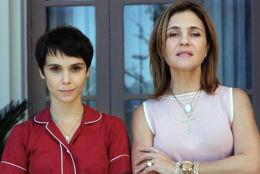 Na novela Avenida Brasil, da Rede Globo, a relação de Nina (Débora Falabella) e Carminha (Adriana Esteves) é pautada pelo sentimento de vingança