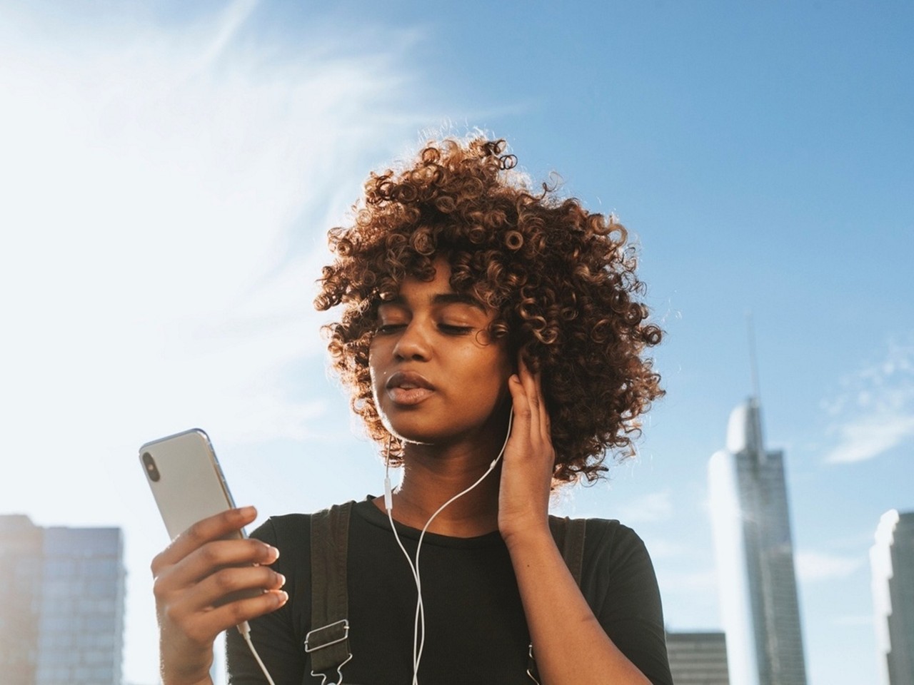 Dados da OMS indicam que uso excessivo de fones de ouvido têm comprometido nossa saúde auditiva 
