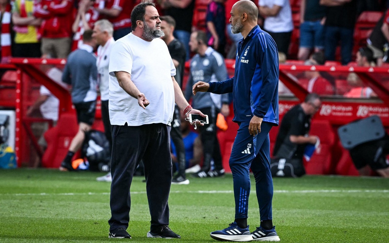 Marinakis discutindo com Nuno Espirito Santo após o empate entre Nottingham Forest e Leicester City (Foto: Divulgação/X)