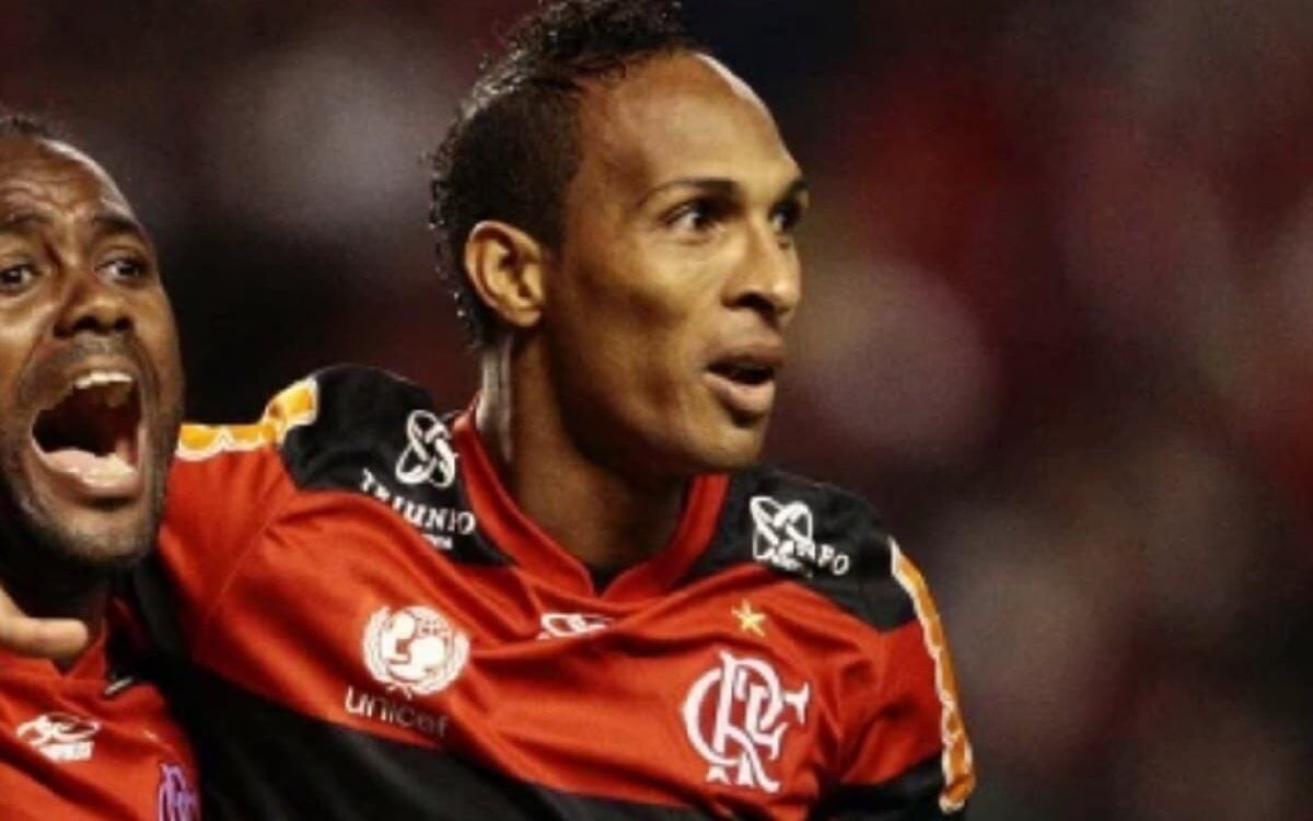 Liédson comemora um de seus dois gols na vitória do Flamengo sobre o Internacional em Porto Alegre. (Foto: Reprodução)