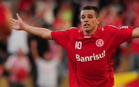 D’Alessandro comemora gol reverenciando Fernandão, ídolo colorado falecido um mês antes. (Foto: Reprodução)