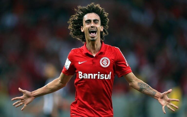 Valdívia comemora após marcar um golaço na goleada de 6 a 0 do Internacional sobre o Vasco no Beira-Rio, pelo Brasileirão 2015. (Foto: AFP)