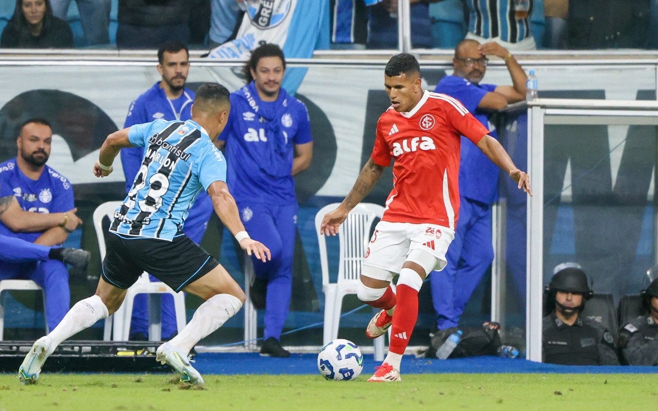 Marlon e Aguirre fizeram bons duelos pelo lado do campo (Foto: Ricardo Duarte/SC Internacional)