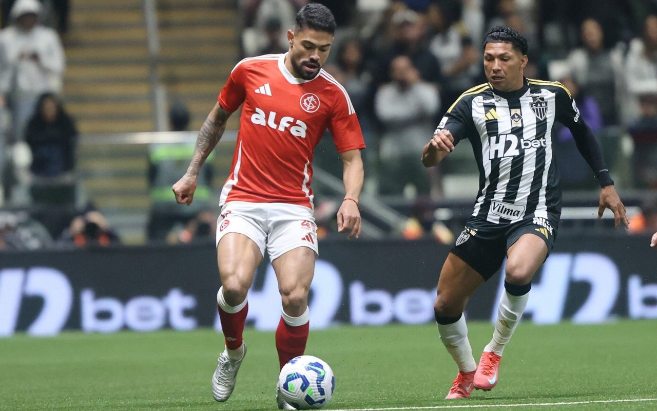 Bruno Tabata disputa bola com Rony (Foto: Ricardo Duarte/SC Internacional)