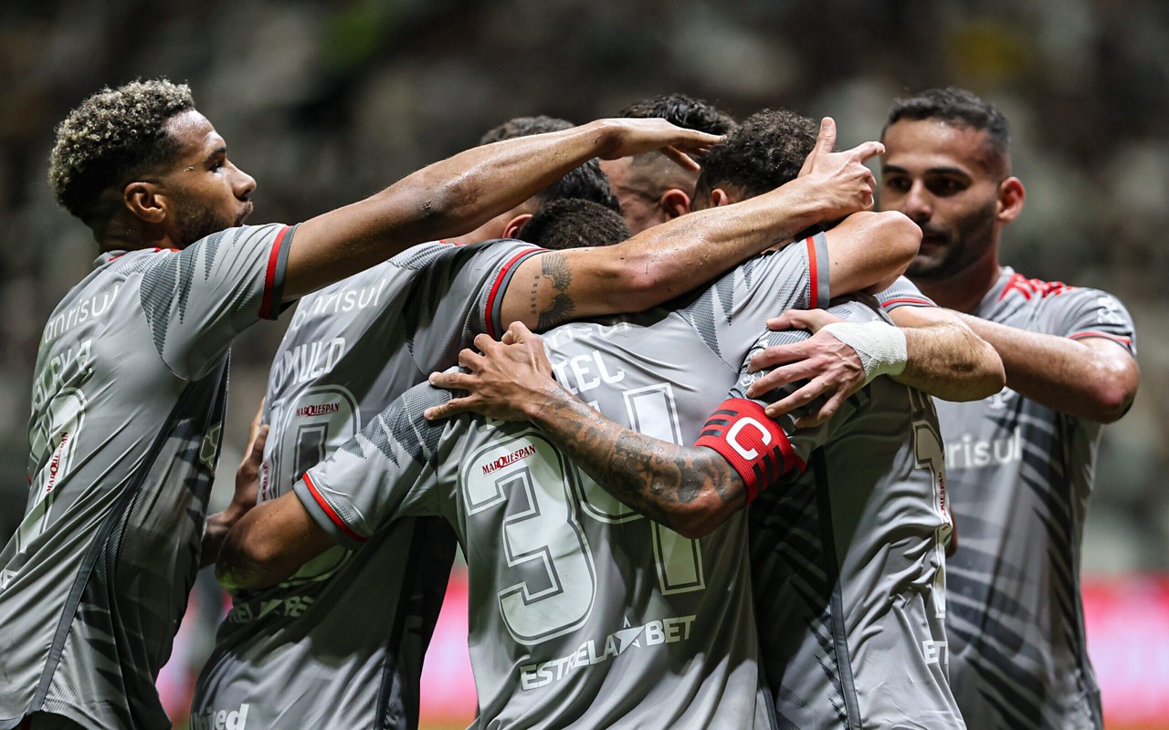 Internacional entrará em campo com a camisa cinza (Foto: Gilson Lobo/AGIF)