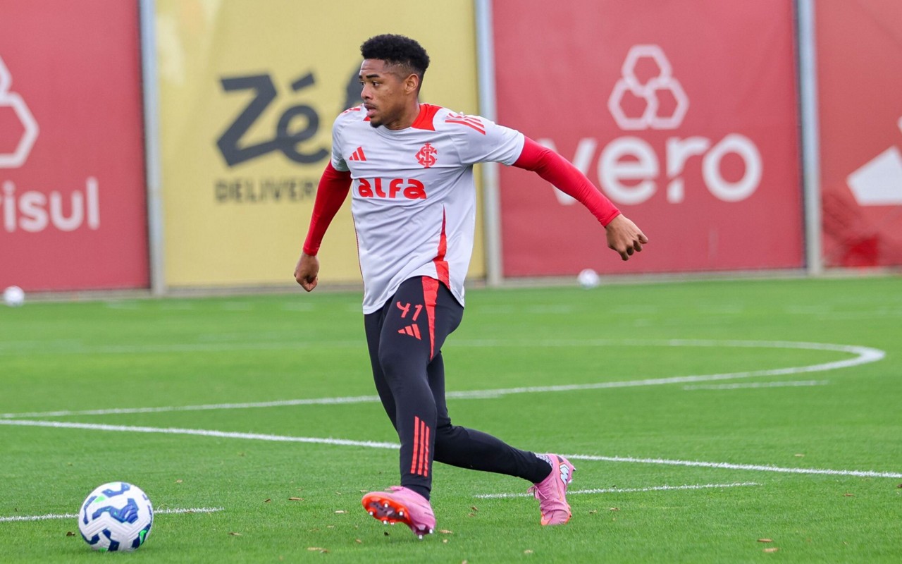Victor Gabriel deve entrar na lateral esquerda (Foto: Ricardo Duarte/SC Internacional)