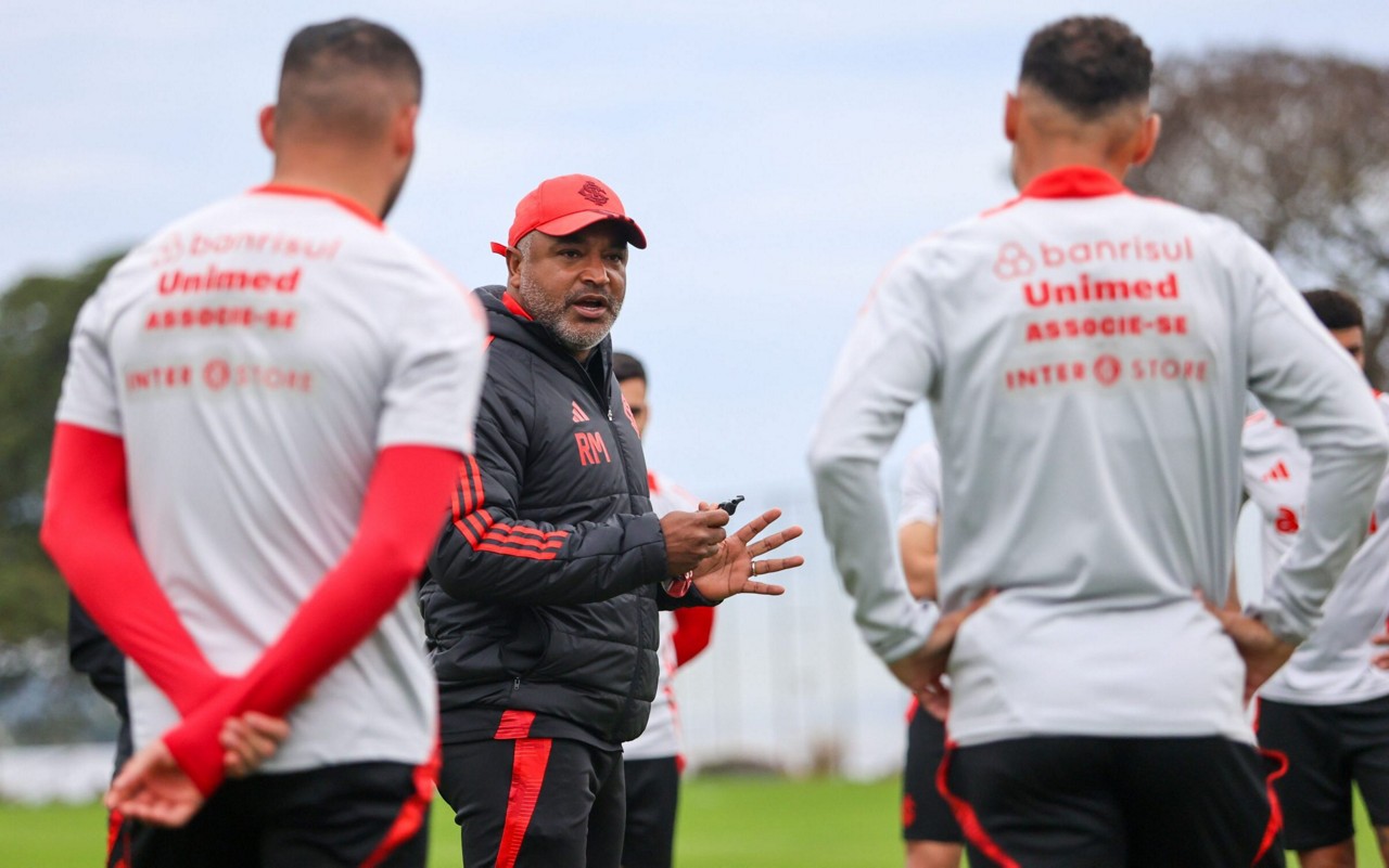 Roger Machado conversa com os jogadores no CT Parque Gigante (Foto: Ricardo Duarte/SC Internacional)