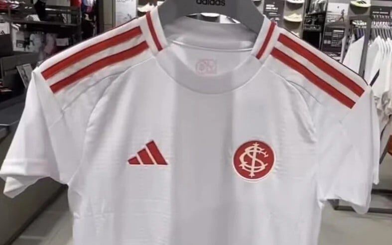 Nova camiseta branca do Internacional em homenagem ao título brasileiro de 1975 (Foto: reprodução redes sociais)