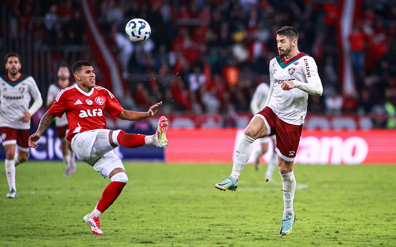 RS - PORTO ALEGRE - 01/06/2025 - BRASILEIRO A 2025, INTERNACIONAL X FLUMINENSE - Braian Aguirre jogador do Internacional disputa lance com Everaldo jogador do Fluminense durante partida no estadio Beira-Rio pelo campeonato Brasileiro A 2025. Foto: Maxi Franzoi/AGIF