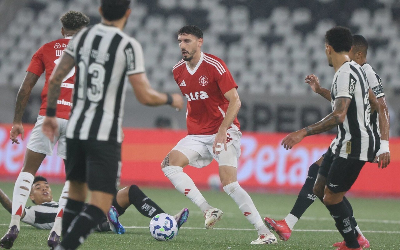 Rogel está de saída e pode reforçar o Estudiantes-ARG (Foto: Ricardo Duarte/SC Internacional)
