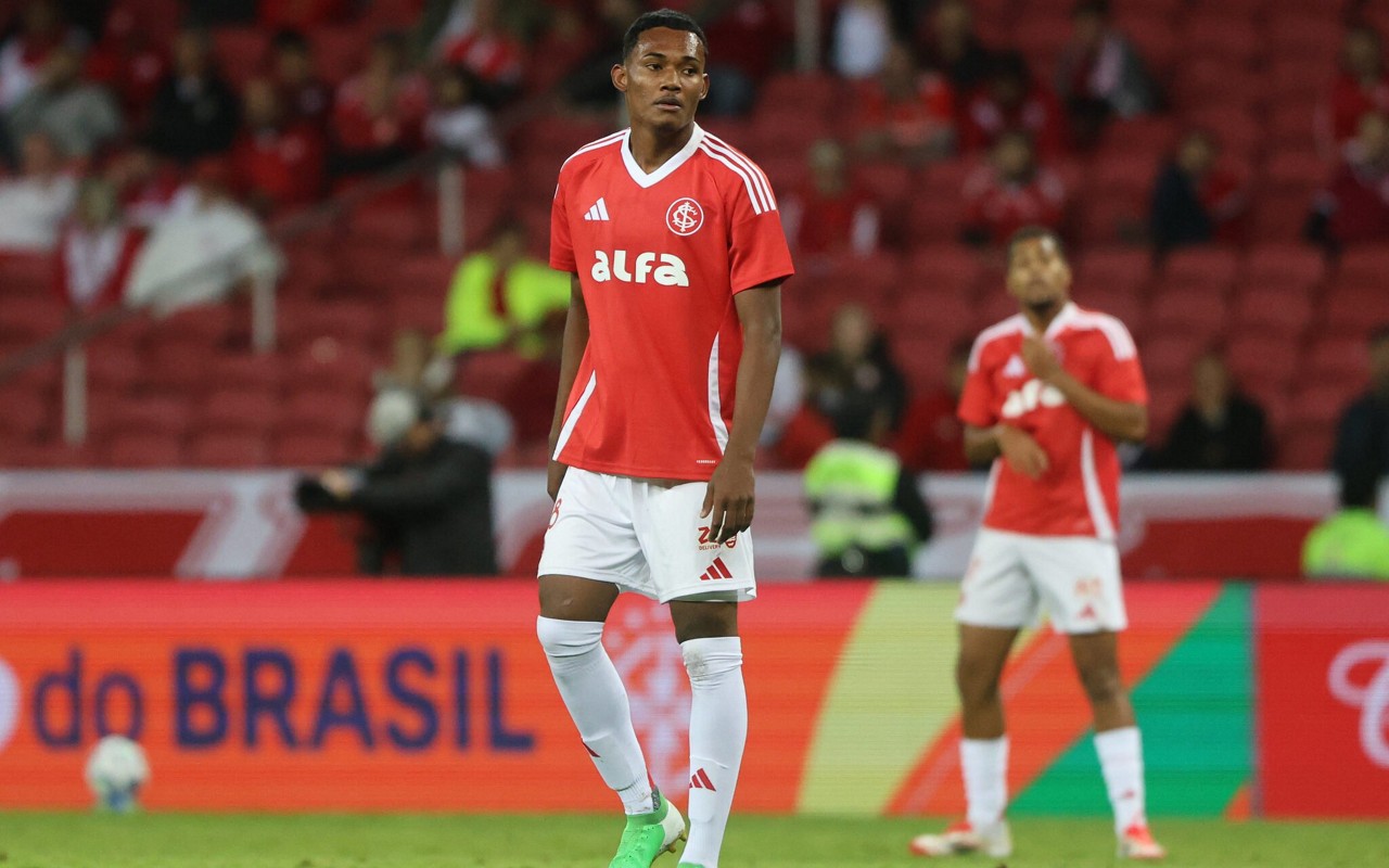 Raykkonen estreia com gol (anulado) e chamando atenção pelo nome e pelo futebol (Foto: Divulgação/SC Internacional)
