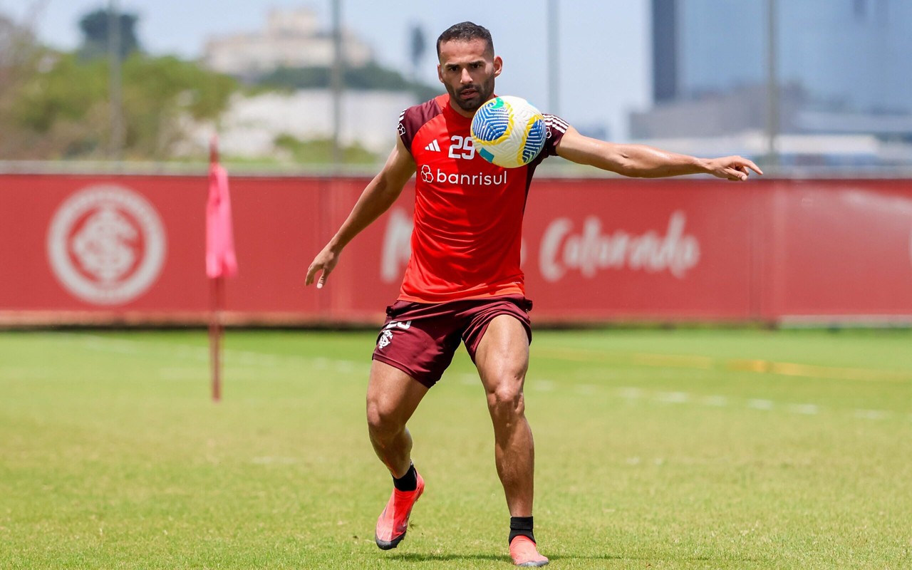 Thiago Maia abriu mão de débitos a serem recebidos para voltar ao Santos (Foto: Ricardo Duarte/SC Internacional)