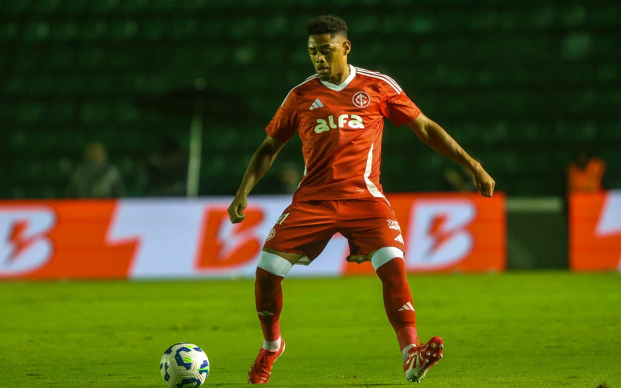 Victor Gabriel pode ficar de três semanas a três meses fora (Foto: Ricardo Duarte/SC Internacional)