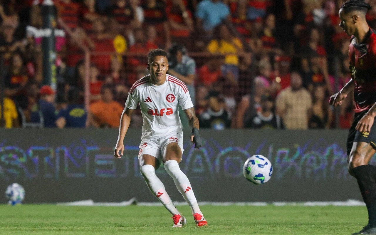 Vitinho deve permanecer por mais 12 meses no Beira-Rio (Foto: Ricardo Duarte/SC Internacional)