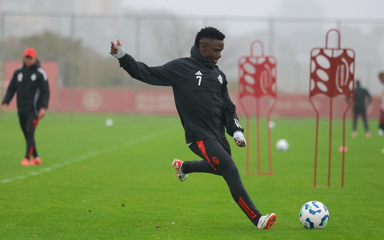 Carbonero, atacante do Internacional, em treinamento no CT Parque Gigantes (Foto: Ricardo Duarte/SC Internacional)