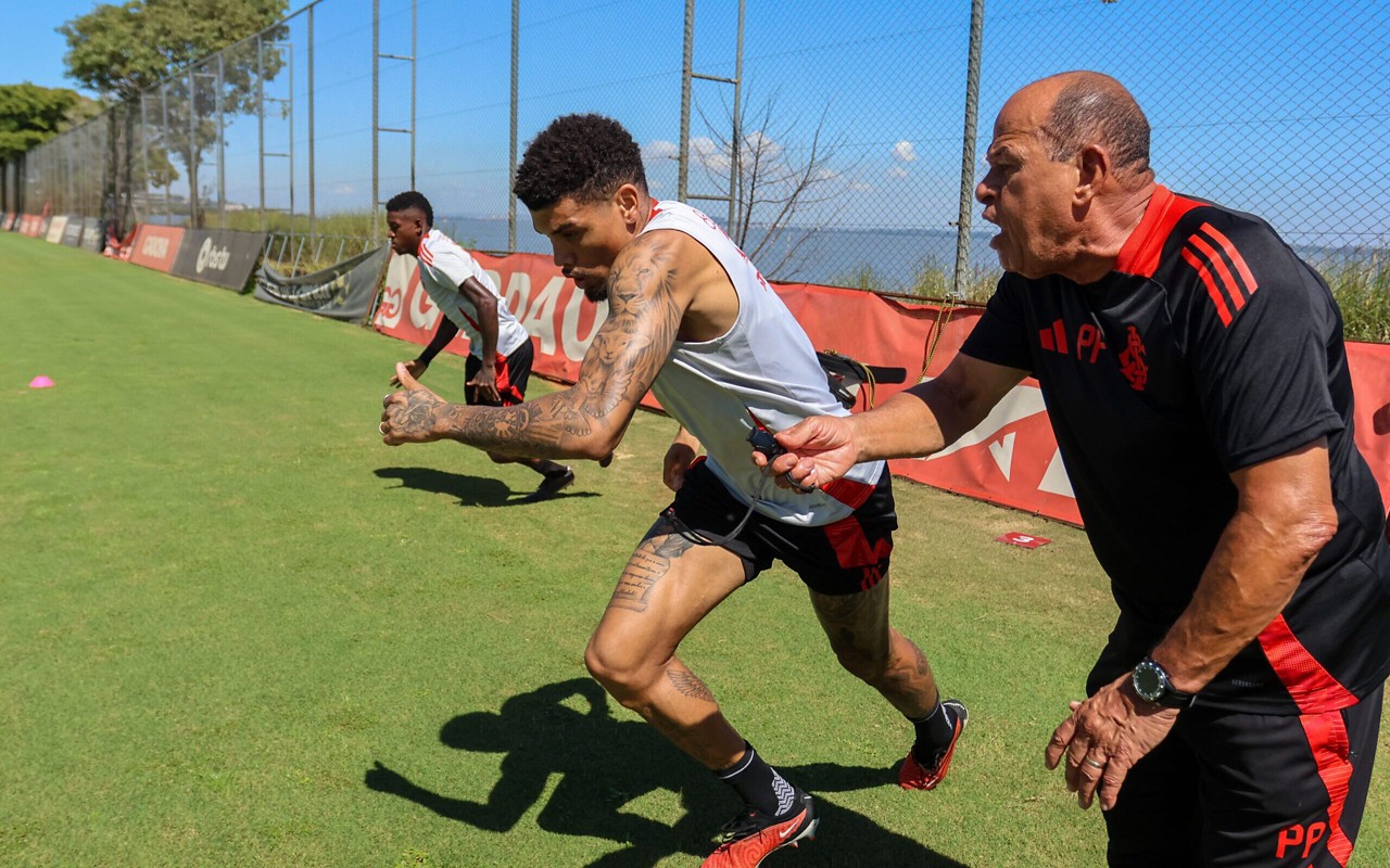 Juninho (C) deve ser parceiro de Vitão (ao fundo) contra o Flamengo no dia 29. Foto: Ricardo Duarte/SC Internacional