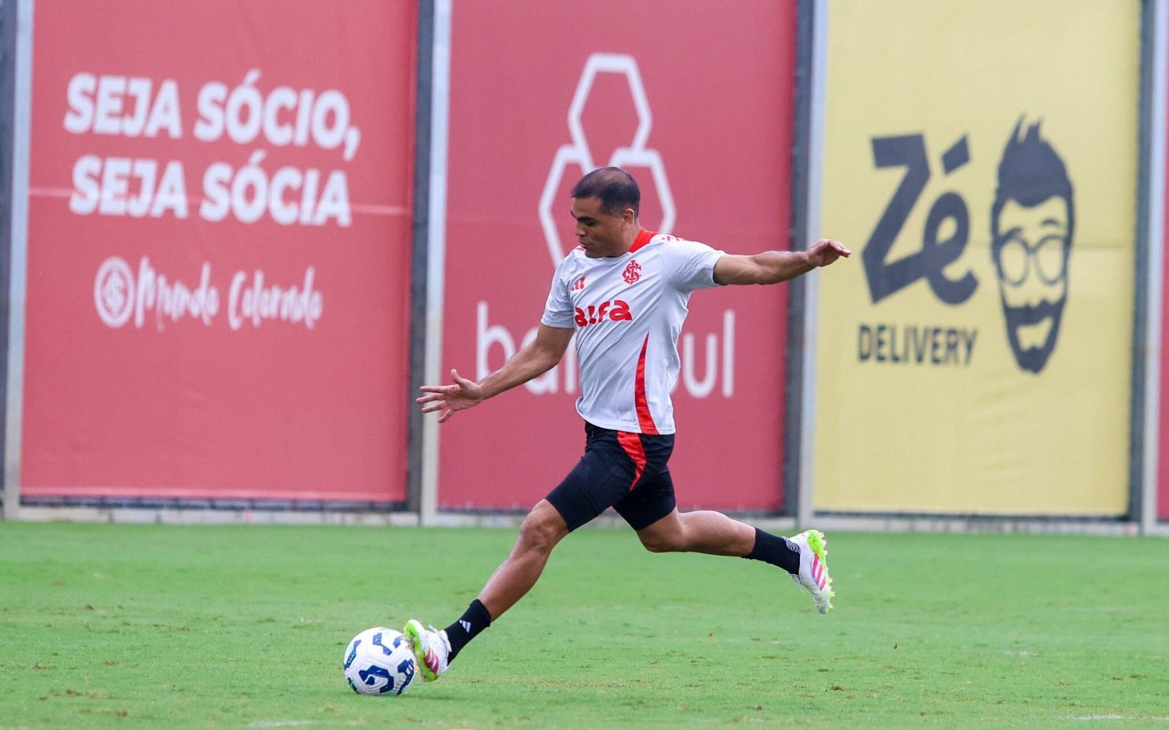 Gabriel Mercado vem treinando como grupo há algumas semanas (Foto: Ricardo Duarte/SC Internacional)