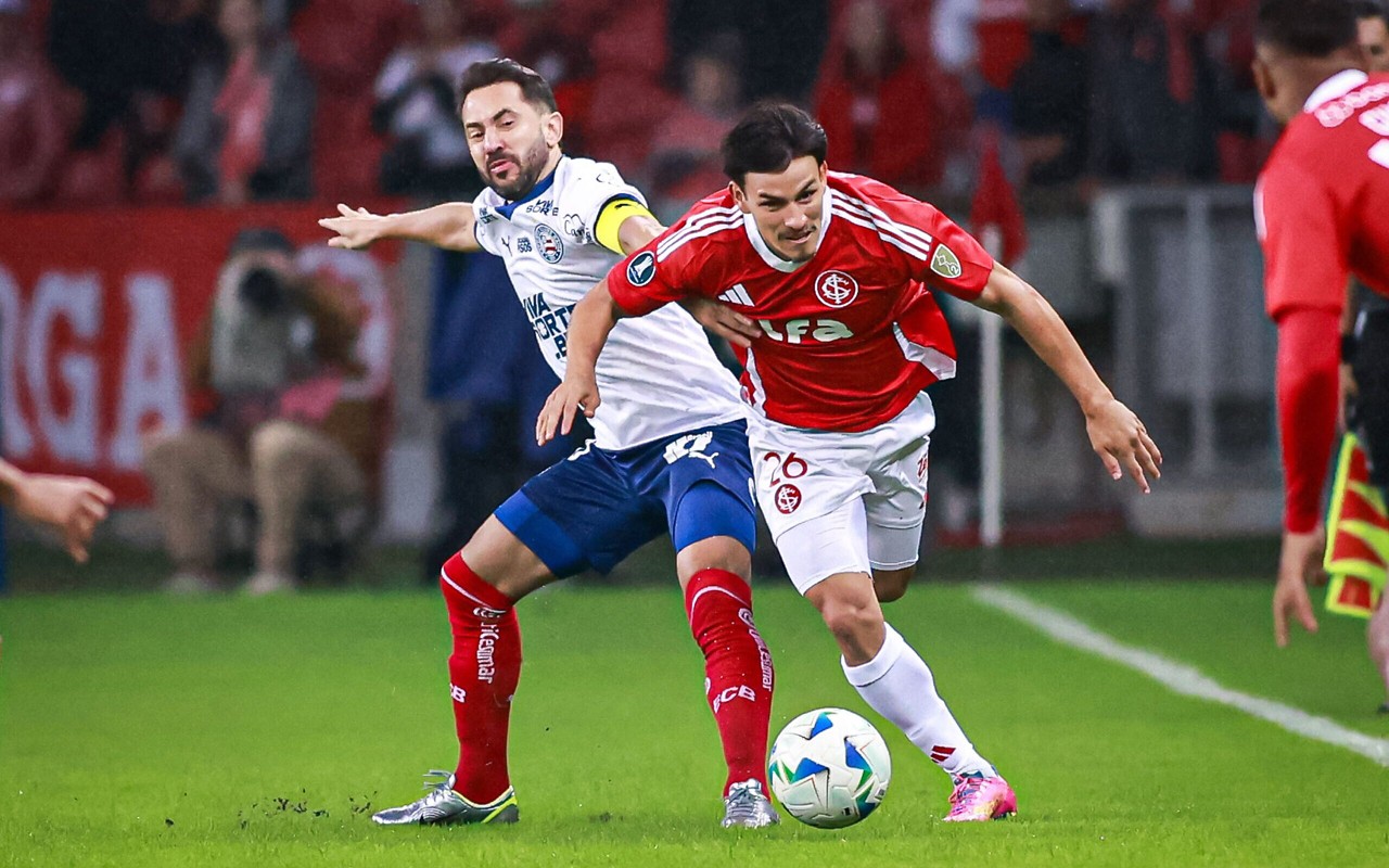 Inter está como o Bernabei, trupicando, mas não caindo (Foto: Maxi Franzoi/AGIF)