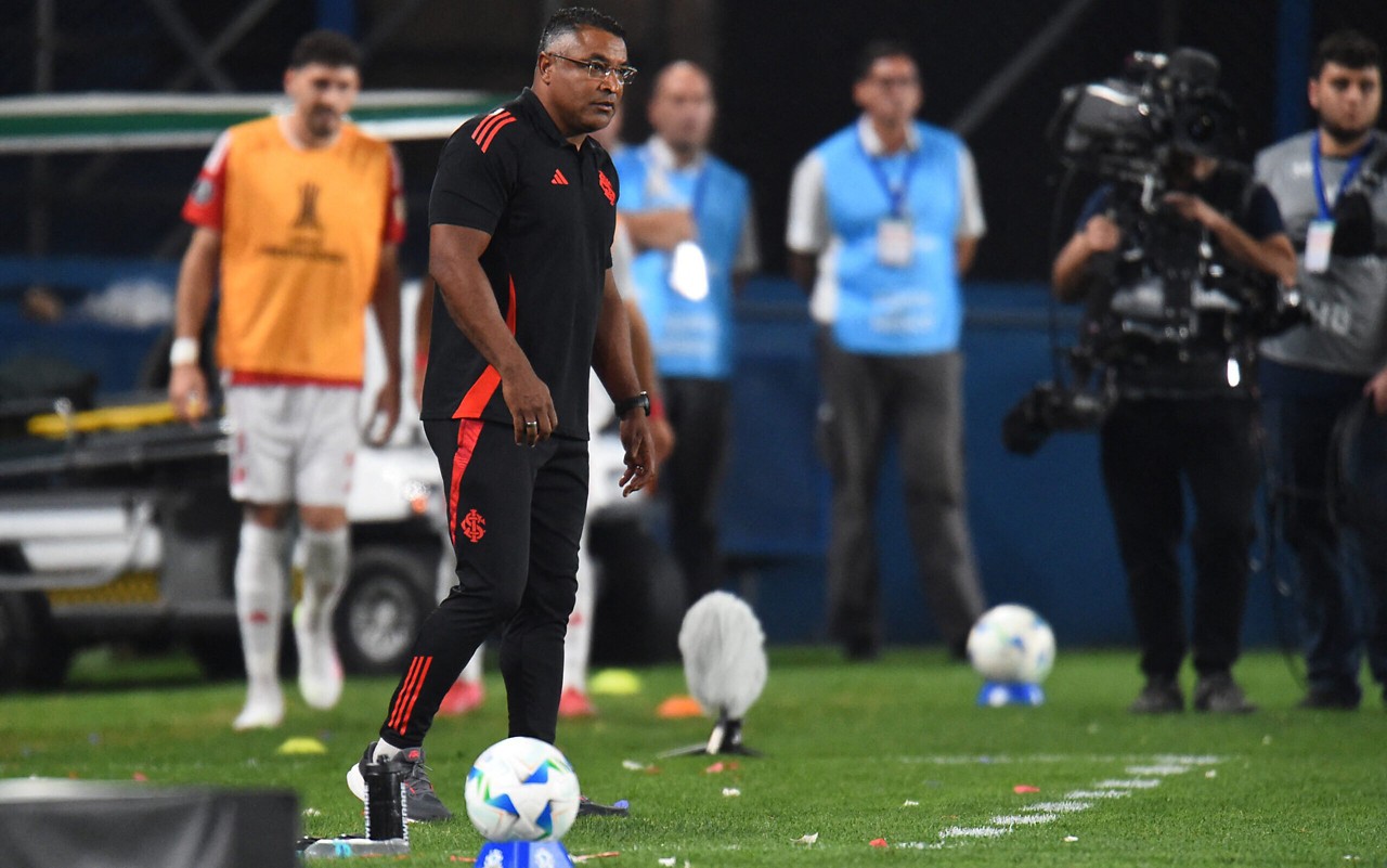 Mesmo precisando ganhar, Roger Machado deve preservar jogadores no domingo (25) (foto: DANTE FERNANDEZ / AFP)