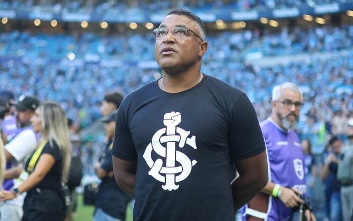 Técnico do Internacional Roger Machado usa camisa como protesto antirracista (foto: flickr SC Internacional)