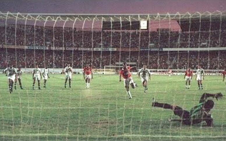 Célio Silva comemora o gol de pênalti que deu o título da Copa do Brasil de 1992 ao Internacional. (Foto: Reprodução)