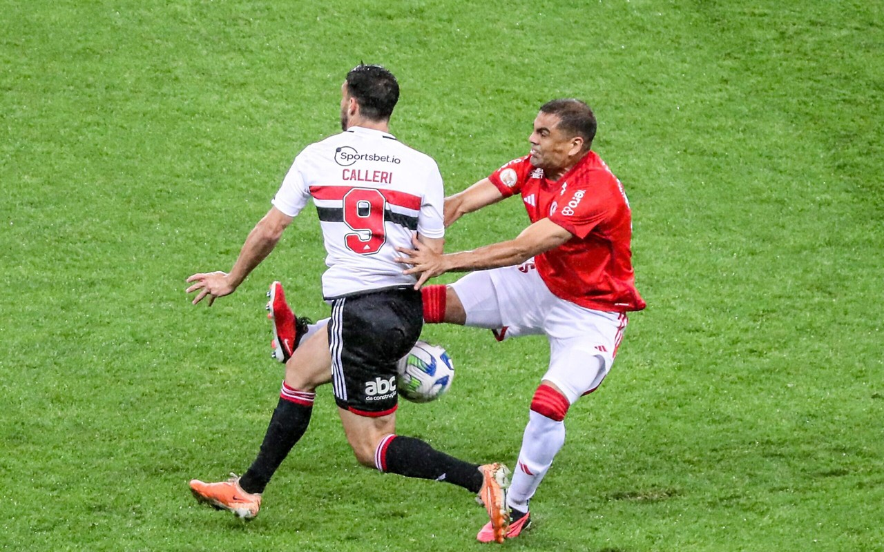 Internacional e São Paulo acumulam 70 duelos pelo Brasileirão, com leve domínio paulista. (Foto: Vinicius Saraiva Da Rosa/Photo Premium/Gazeta Press)