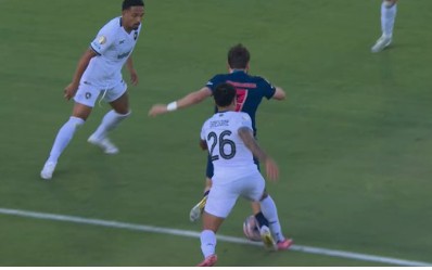 Kvaratskhelia em lance polêmico no Botafogo x PSG (Foto: Reprodução)