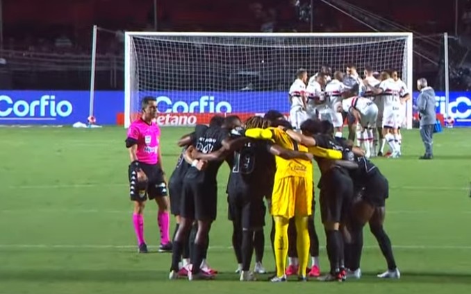 São Paulo e Corinthians se enfrentam no Morumbi após jogo ter sido adiado pro 1h (Foto: Reprodução/Youtube CazéTV)