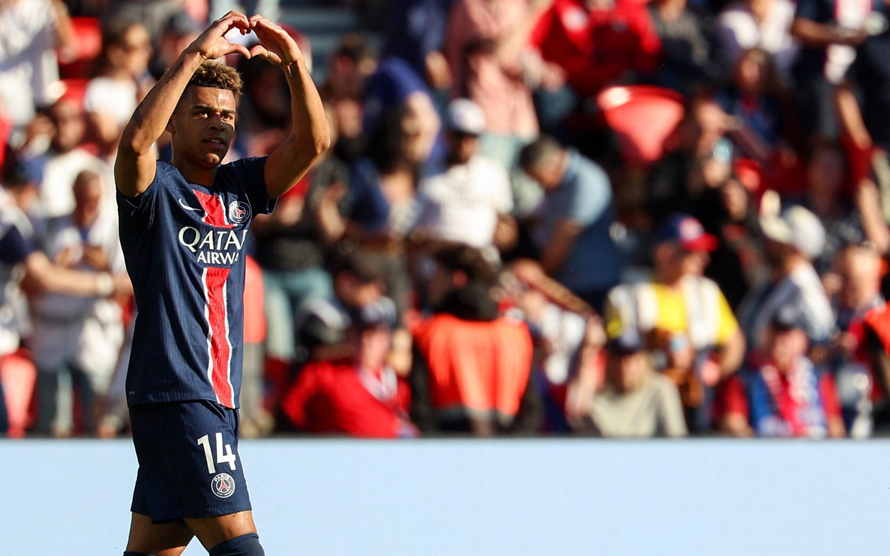 Doue comemora gol pelo PSG (Foto: FRANCK FIFE / AFP)