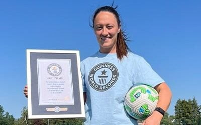 Megan Campbell entra no Guinness Book com o arremesso lateral mais longo da história. (Foto: Reprodução/Guiness Book)