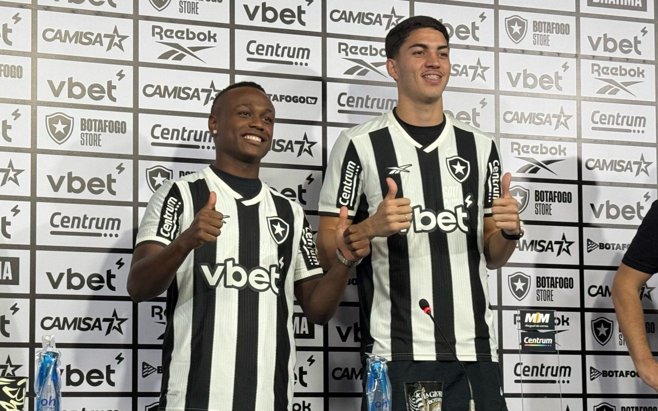 Jair Cunha e Nathan Fernandes são apresentando pelo Botafogo, em coletiva no Nilton Santos (Foto: Isabelle Favieri/ Lance!)