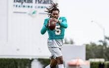 Jalen Ramsey, do Miami Dolphins, recebendo uma bola de futebol americano. Jogador pode ser o novo reforço do Dallas Cowboys.