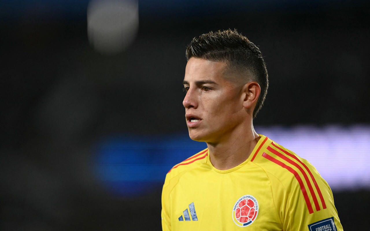 James Rodríguez em ação contra a Argentina pelas Eliminatórias (Foto: Luis Robayo/AFP)