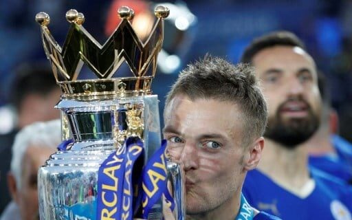 Vardy beija a taça da Premier League de 2015/16 (Foto: AFP)