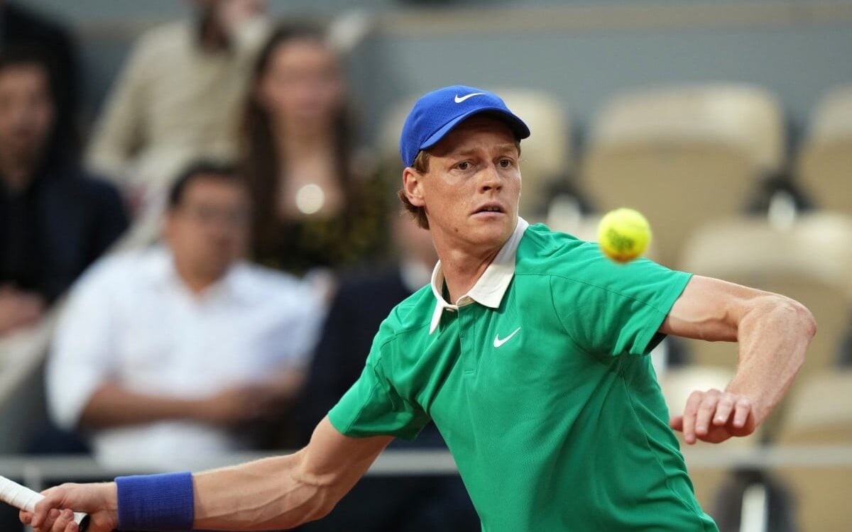 Jannik Sinner na vitória na estreia em Roland Garros, contra o anfitrião Arthur Rinderknech (Foto: Dimitar DILKOFF / AFP)