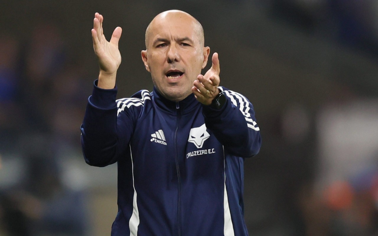 Leonardo Jardim enalteceu a participação da torcida do Cruzeiro na campanha como mandante no Brasileirão (Foto: Gilson Lobo/AGIF)