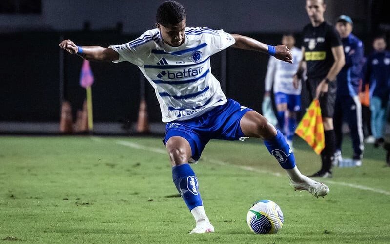 Contra o Fluminense, o lateral Kauã Prates disputou apenas a sétima partida pelo time principal do Cruzeiro (Foto: Gustavo Aleixo/Cruzeiro)