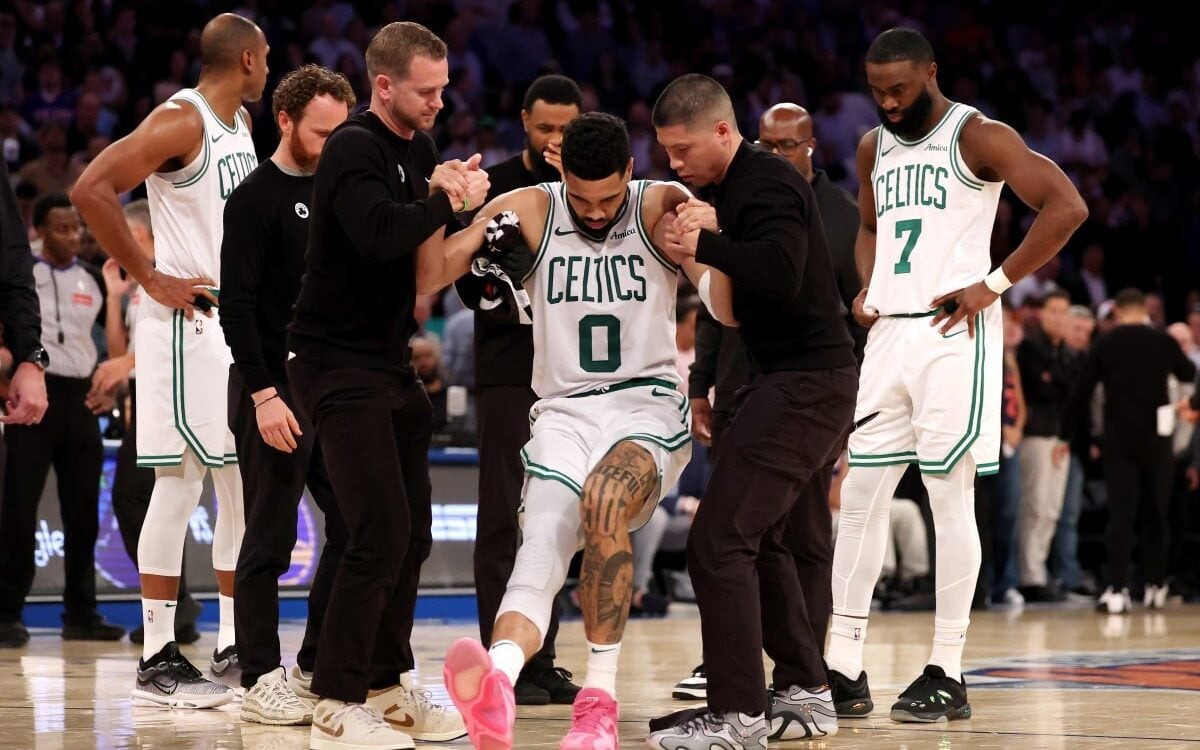 Jayson Tatum saindo machucado dos playoffs (Foto: Reprodução/AFP)