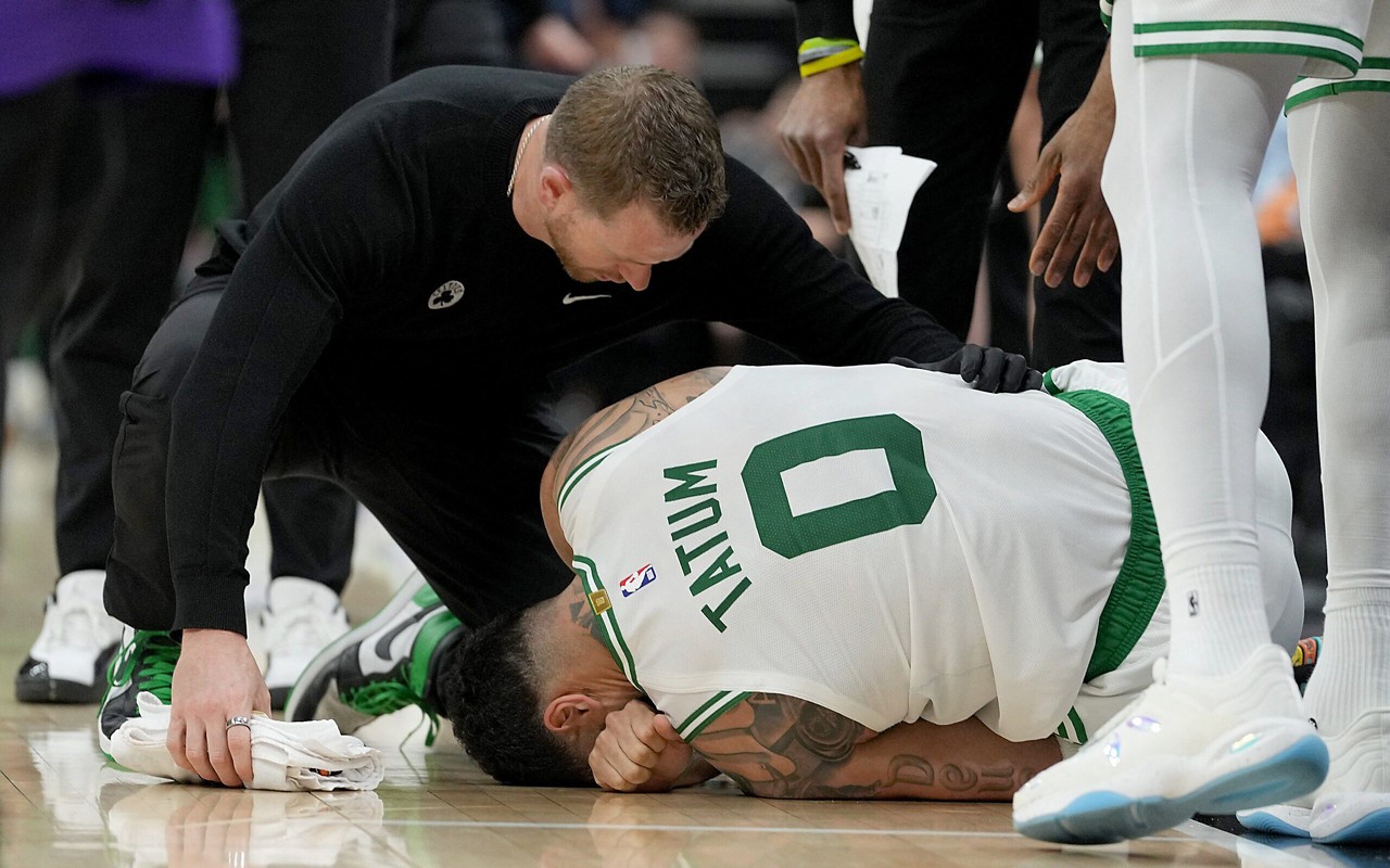 Jayson Tatum torceu o tornozelo durante jogo entre Celtics e Kings (Foto: Thearon W. Henderson/Getty Images/AFP)