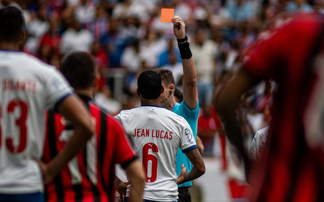 Momento da expulsão de Jean Lucas no Ba-Vi (Foto: Victor Ferreira / EC Vitória)