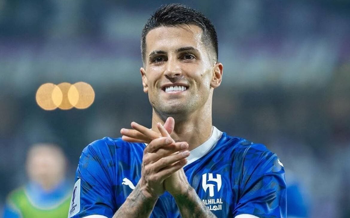João Cancelo com a camisa do Al-Hilal, da Arábia Saudita (Foto: Reprodução/Instagram/@jpcancelo)