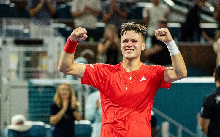 Jakub Mensik celebra o título em Miami