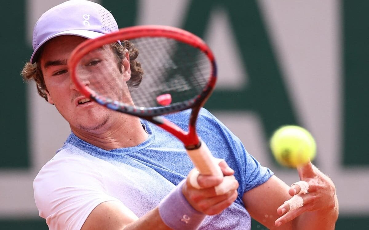 João Fonseca na partida contra o francês Pierre-Hugues Herbert em Roland Garros (Foto: Anne-Christine POUJOULAT / AFP)