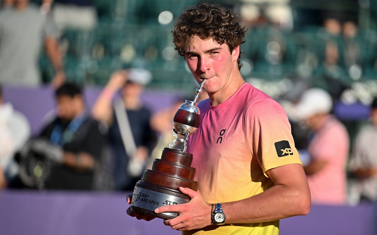 João Fonseca comemora vitória sobre Francisco Cerundolo no ATP de Buenos Aires (foto: Luis ROBAYO / AFP)