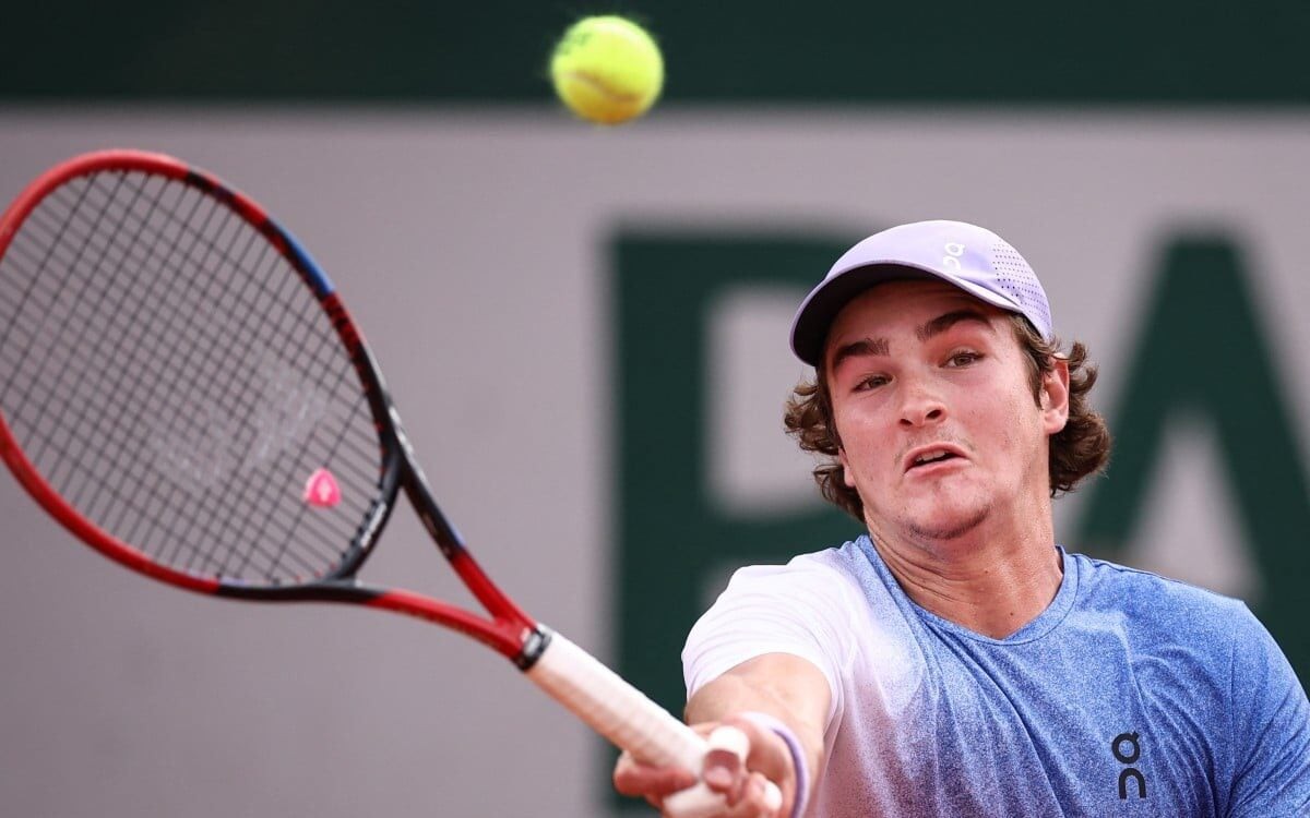 João Fonseca na partida contra o francês Pierre-Hugues Herbert em Roland Garros (Foto: Anne-Christine POUJOULAT / AFP)