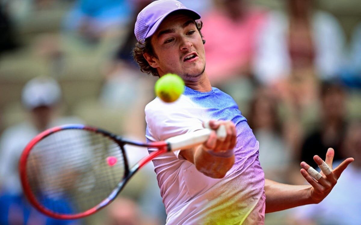João Fonseca na partida contra o britânico Jack Draper em Roland Garros (Foto: JULIEN DE ROSA / AFP)