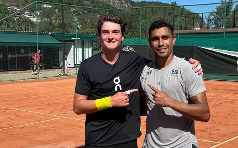 João Fonseca (e) e Thiago Monteiro na Yes Tennis (Reprodução/Instagram)